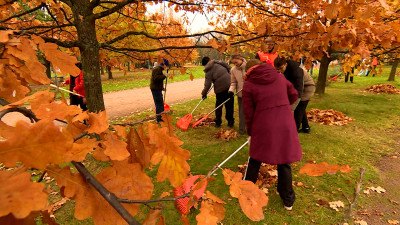 Добрый субботник объединил поколения и семьи: к общегородскому дню благоустройства присоединились тысячи петербуржцев