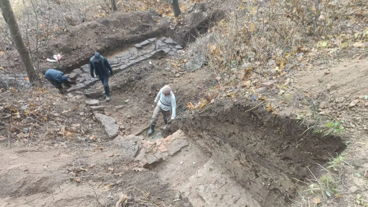 В Приютино нашли фундамент бани, связанной с именем Ивана Крылова - tvspb.ru