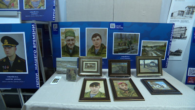 Портреты с передовой: в Петербурге открылась выставка художника-участника СВО Юрия Сивачёва