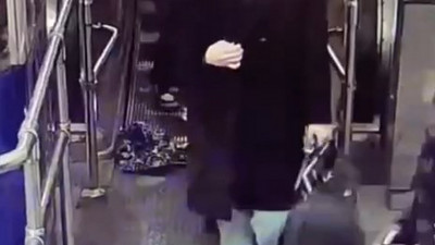 Куртка, застрявшая в эскалаторе на «Гостином Дворе», вынудила сотню пассажиров спускаться в метро пешком