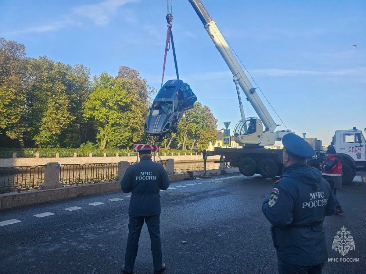 Прокуратура начала проверку после падения «Порше» в Фонтанку - tvspb.ru