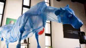 Мусорная корова — высказывание через искусство и личная история художника