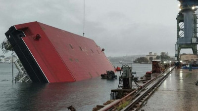 В Севастополе перевернулся плавучий кран: погибли два человека, более 20 пострадали