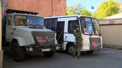 «Народный фронт» Петербурга передал Ленинградскому полку автобус и самосвал на нужды СВО
