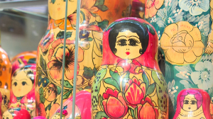 Матрёшки на ножках, в медицинской маске и даже — в ракете на выставке в  пространстве «Общество поощрения художеств»