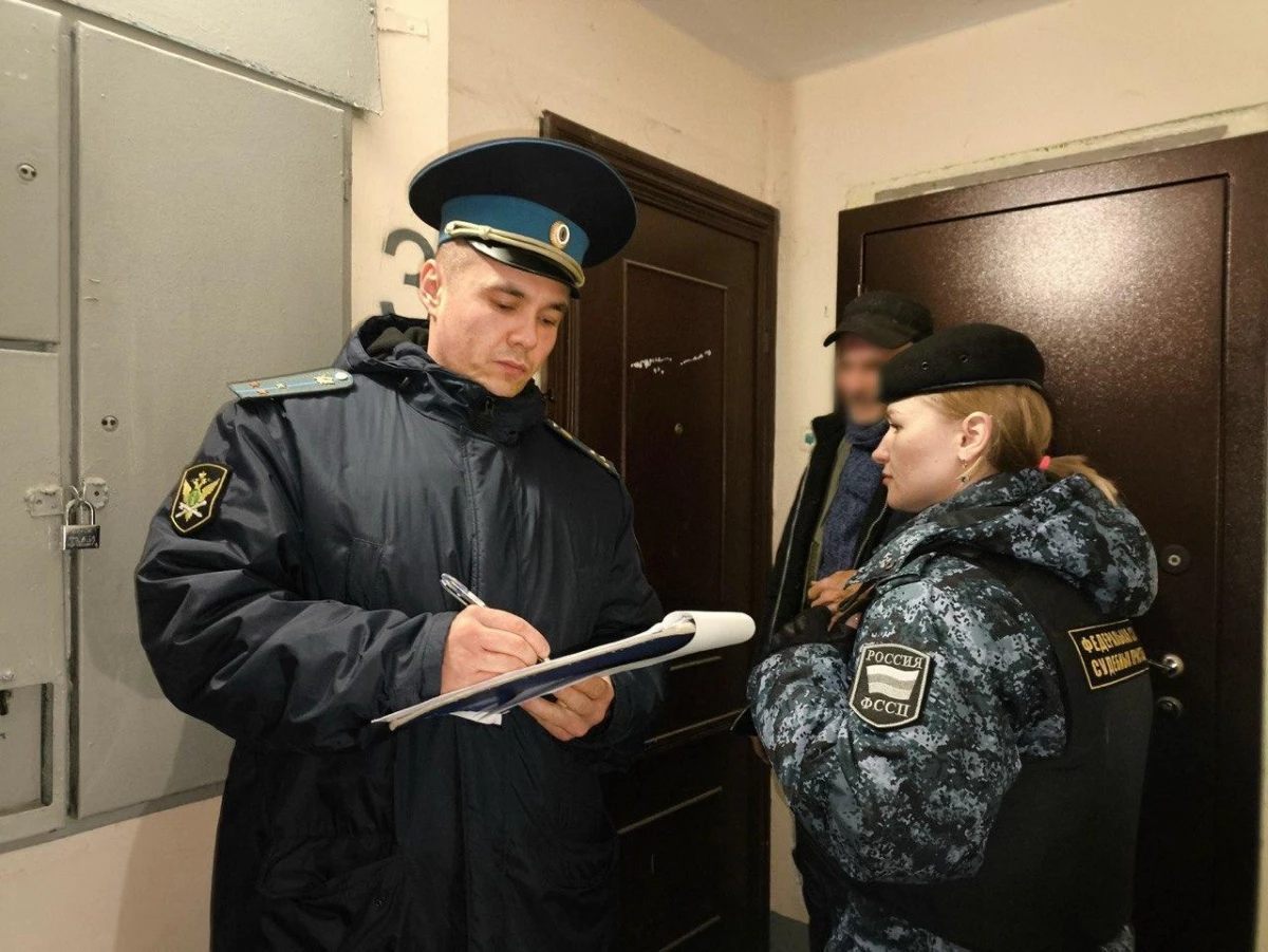 Судебные приставы обязали пожилого петербуржца освободить коммуналку от газет и журналов - tvspb.ru