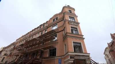 Дом на Большой Зелениной улице, частично обрушившийся прошлым летом, готов на 50%: ход работ проверил Евгений Разумишкин