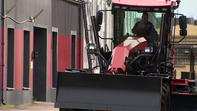 Кировский завод представил новую линейку коммунальной техники — автогрейдеры с высоким уровнем комфорта