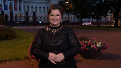 Солистка Михайловского театра Олеся Петрова поздравила телеканал «Санкт-Петербург» с 15-летием