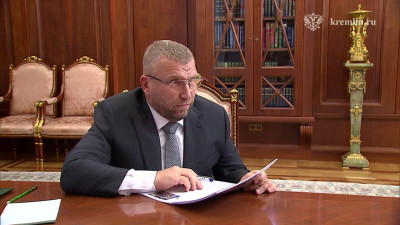 Владимир Путин провел рабочую встречу с главой Федеральной таможенной службы Валерием Пикалёвым