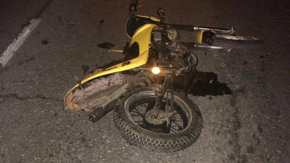 Под Гатчиной водитель сбил байкера и скрылся: водитель мопеда умер в больнице - tvspb.ru