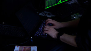 Письмо от «начальника», дипфейки, приложения-вирусы и другие схемы мошенников — учимся защищаться от киберпреступников