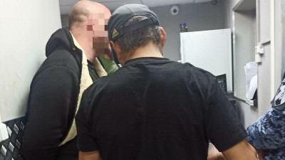 Петербуржцы средних лет прыгали на капоте винтажного «Сааба» и сломали челюсть шиномонтажнику