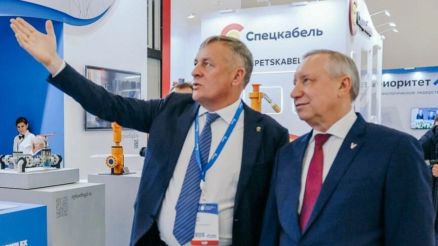 Александр Беглов и гендиректор «Газпром межрегионгаз» Сергей Густов осмотрели экспозицию Петербургского международного газового форума - tvspb.ru