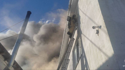 В Челябинске огонь охватил мебельный цех