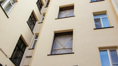 Жилищный комитет: в доме на Бронницкой восстановят исторические витражи и деревянные окна