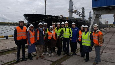 Делегация из Конго посетила морской порт «Высоцк» для ознакомления с российской системой контроля качества