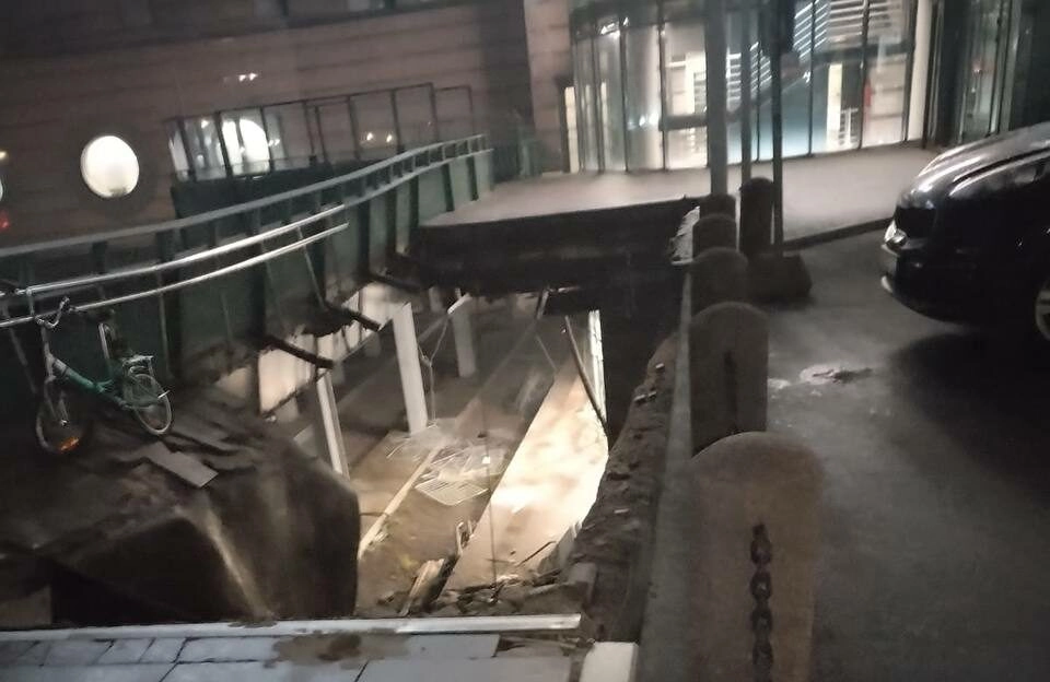 Сроки восстановления обрушившейся парковки Ладожского вокзала назовут после обследования - tvspb.ru