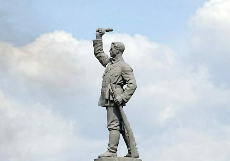 Прокуратура требует спасти памятник рабочим-красногвардейцам в Колпино - tvspb.ru