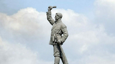 Прокуратура требует спасти памятник рабочим-красногвардейцам в Колпино