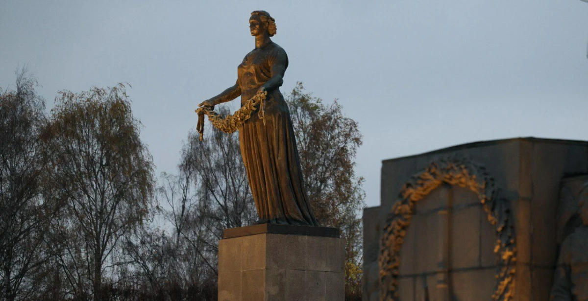 На Пискарёвском мемориальном кладбище Александр Беглов и Александр Турчин почтили память защитников и жителей блокадного Ленинграда - tvspb.ru