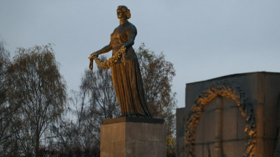 На Пискарёвском мемориальном кладбище Александр Беглов и Александр Турчин почтили память защитников и жителей блокадного Ленинграда