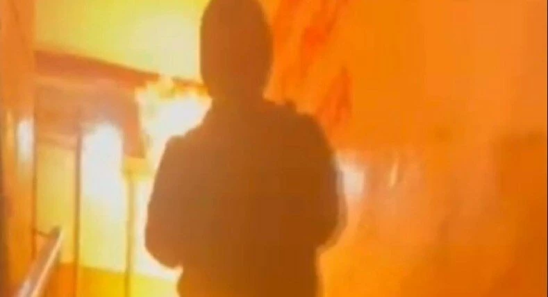 За поджог двери квартиры на Социалистической улице петербуржец получил 1 год и 6 месяцев условно - tvspb.ru