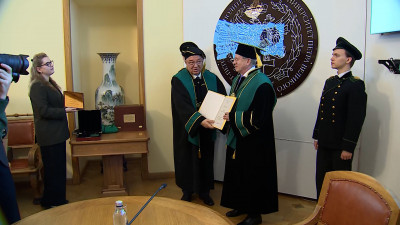 Мантию почетного доктора Политехнического университета Петра Великого вручили Виталию Савельеву