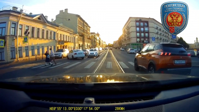 Видео: на Старо-Никольском мосту водитель выехал на встречку, едва не сбив пешеходов