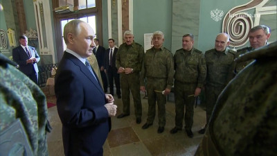 В ходе рабочей поездки в СЗФО Путин вместе с военными посетил Петропавловский собор