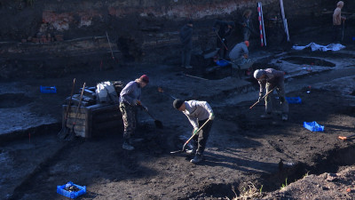 Деревянные шведские трубы XVII века, найденные археологами на Охтинском мысе, передадут Музею археологии