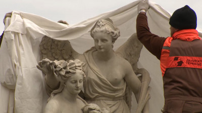 В Летнем саду укрывают мраморные скульптуры по методике XIX века