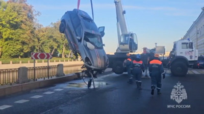 Из Фонтанки достали Porsche Cayenne, пробивший ограждение и упавший в реку — видео