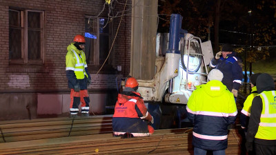 Работы на месте просадки грунта на 1-м Муринском ведут круглосуточно