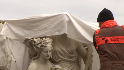 Время зимней спячки в Летнем саду: реставраторы прячут скульптуры от наступающих холодов