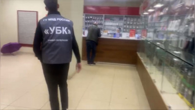 Сотрудница салона связи из Ленобласти, задержанная за продажу личных данных клиентов, действовала по заданию кураторов