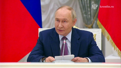 Владимир Путин: Семья, где растут трое и больше детей, должна стать нормой, естественным образом жизни в нашей стране