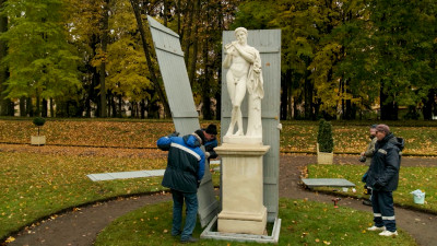 В Гатчине начали «одевать» скульптуры к зиме