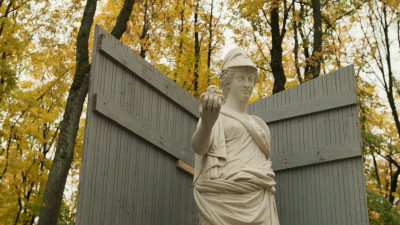 В Гатчине амазонка, сатир, Марс и Афина спрятались в короба, чтобы переждать зиму