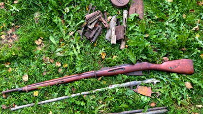 Винтовки, штык-ножи и граната времен ВОВ: в Ленобласти полиция обнаружила дом «черного копателя»