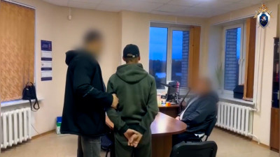 Житель Киришей ударил ножом соседа во время застолья