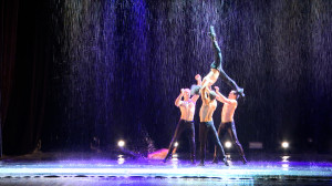 «Шоу под дождём»: размышления мужчин о жизни и любви языком пластики тела