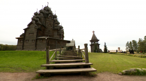 Наши маленькие Кижи, таинственная голова и яркие краски: осень — время неспешных прогулок в тихих пригородах Петербурга