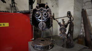 Творчество в металле. Сварщик Андрей Степанов в своей мастерской создаёт удивительные скульптуры из автомобильных свечей, ключей и цепей