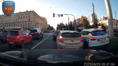«Дорога — не место для эгоизма»: в Петербурге дважды нарушивший ПДД таксист получил штрафы и профилактическую беседу