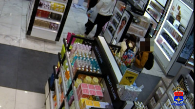 Женщина украла парфюм перед вылетом в магазине в Пулково