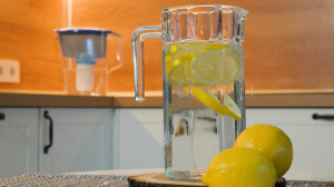 Огурец? Имбирь? Лимон? Или — ничего: разбираемся с мифами и фактами о пользе добавок к питьевой воде