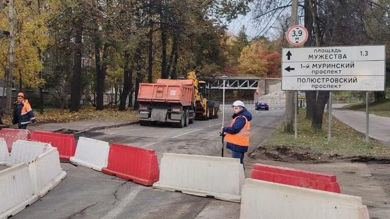 На улице Харченко провалился грунт: на месте происшествия работает «Водоканал» - tvspb.ru