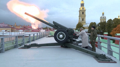 В Петербурге прозвучал полуденный выстрел в честь юбилея телеканала «Санкт-Петербург»