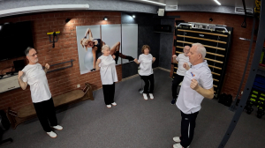 Зарядка для людей «серебряного» возраста. Потягивающие упражнения и разминка для рук